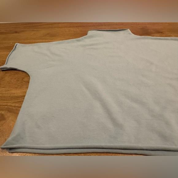 SKIMS Raw Edge Cropped T-Shirt Denim - Picture 4 of 5